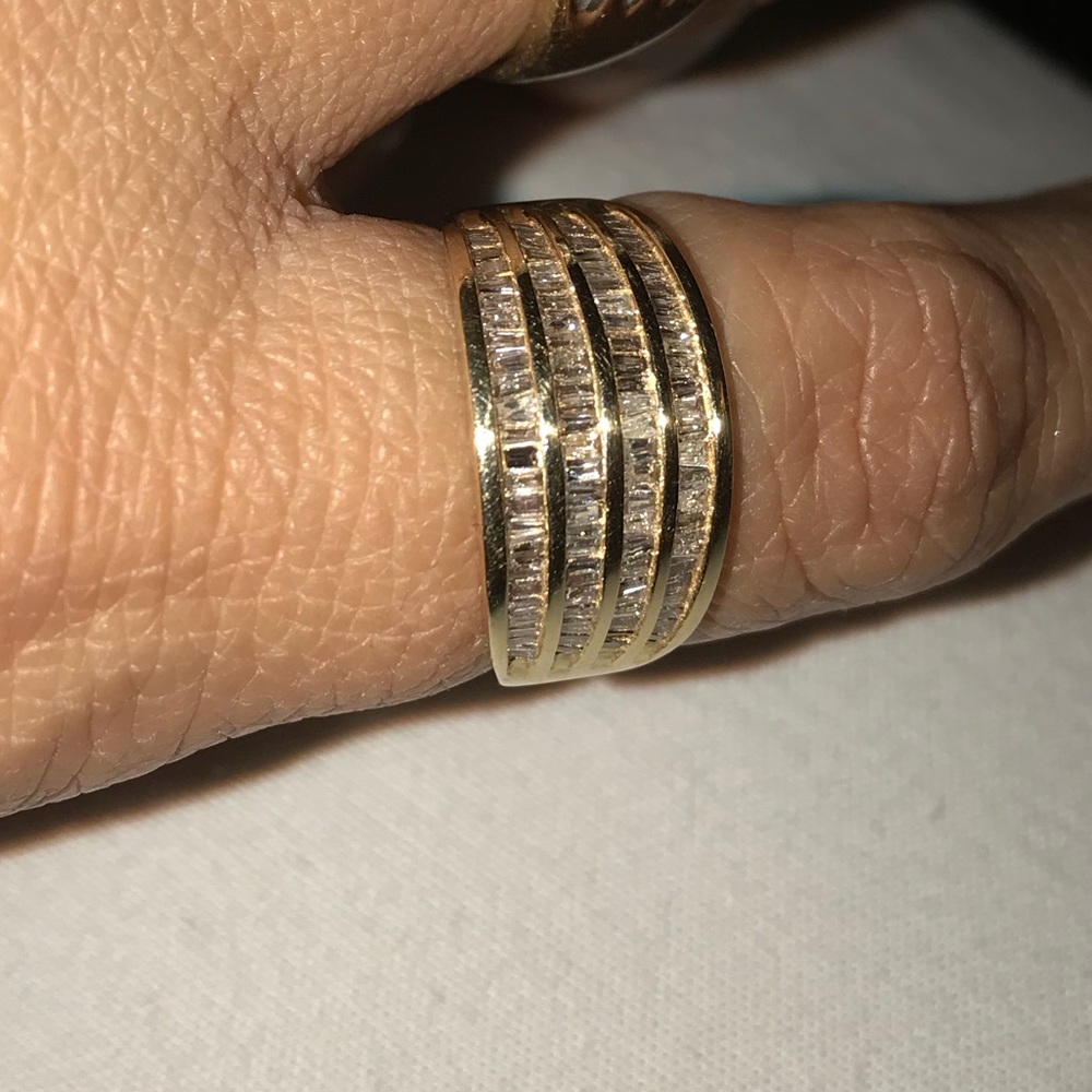 Sold14k yellow gold ladies ring with real diamonds